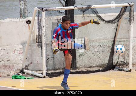 Panama, Panama. 07-22-2019. Enfants jouant au football dans le quartier de San Felipe (vieille ville) à Panama. Banque D'Images