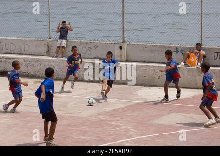 Panama, Panama. 07-22-2019. Enfants jouant au football dans le quartier de San Felipe (vieille ville) à Panama. Banque D'Images