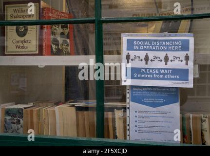 Une librairie a fermé pendant le confinement pour couronner la propagation de la pandémie du coronavirus à Londres, en Angleterre. Banque D'Images