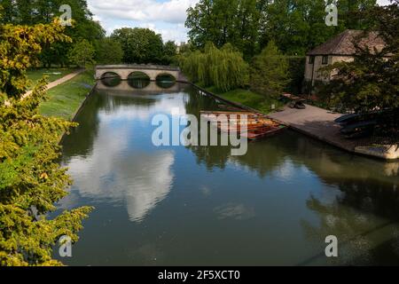 College punt sur la rivière Cambridge avec des nuages reflétant eau Banque D'Images