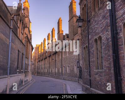 Une ancienne voie étroite à Cambridge se trouve près de Trinity Street et longe Trinity College.Cambridge England Banque D'Images