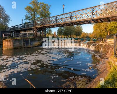 Passerelle en fer et Weir Bridge au-dessus de la River Cam reliant Jesus Green et Chesterton Road Cambridge England Banque D'Images