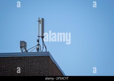 Helsinki / Finlande - 28 MARS 2021 : gros plan d'une antenne de communication sur le toit contre le ciel bleu Banque D'Images