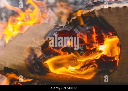 Boîtes de carton en feu rouge-orange flamme, déchets de papier, recyclage gros plan. Banque D'Images