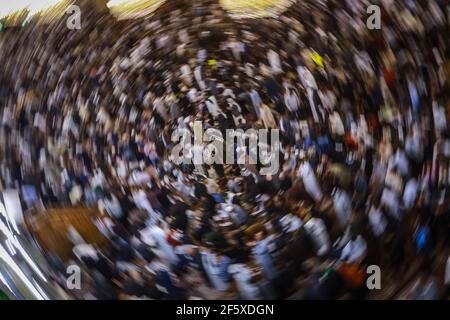 Karbala, Irak. 28 mars 2021. Les musulmans participent aux célébrations du Nisf de Chaban (Mid-Sha'ban). L'événement se tient dans la nuit entre le 14 et le 15 de Sha'aban, qui est le huitième mois du calendrier islamique, pour commémorer la naissance du dernier Imam chiite Muhammad al-Mahdi, Selon les musulmans chiites, qui est censé émerger avant la fin des temps pour apporter la paix et la justice au monde. Credit: Ameer Al Mohmedaw/dpa/Alamy Live News Banque D'Images