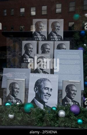 Biographie de Barack Obama exposée dans une librairie fermée pendant le confinement pour couronner la propagation de la pandémie du coronavirus à Londres, en Angleterre. Banque D'Images