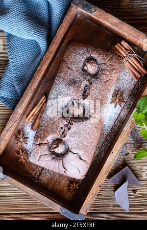 Délicieux gâteau au pain d'épice au chocolat et aux poires pochées Banque D'Images