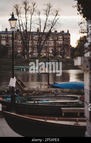 Richmond, Londres | Royaume-Uni - 2021.03.19 : bateaux amarrés sur la Tamise en soirée ensoleillée Banque D'Images