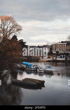 Richmond, Londres | Royaume-Uni - 2021.03.19 : bateaux amarrés sur la Tamise en soirée ensoleillée Banque D'Images