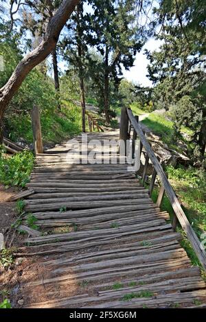 Pont en bois dans le parc de la colline de Filopappou, près d'Akropolis, dans la ville d'Athènes, Grèce, Europe Banque D'Images