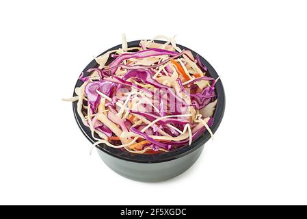 Bol de coleslaw sur fond blanc Banque D'Images