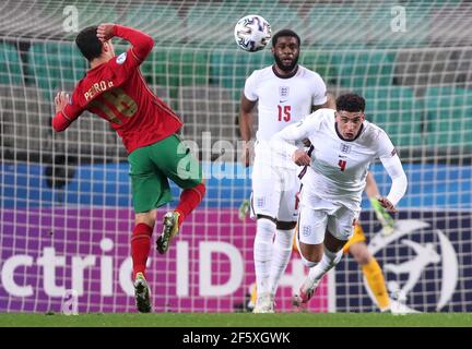 Pedro Goncalles du Portugal et Ben Godfrey de l'Angleterre se battent pour le ballon lors du championnat européen des moins de 21 ans 2021 de l'UEFA au stade Stozice à Ljubljana, en Slovénie. Date de la photo: Dimanche 28 mars 2021. Banque D'Images