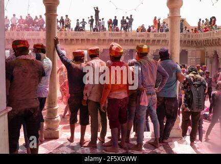 Les gens appréciant l'Holi de Nandgaon. Projection de couleurs dans l'air Banque D'Images