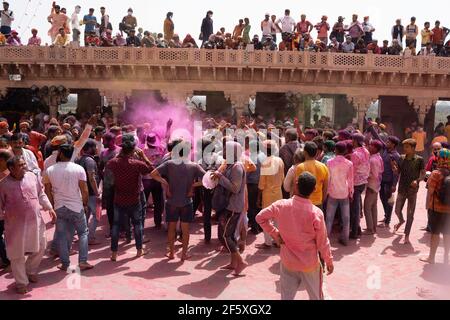 Les gens appréciant l'Holi de Nandgaon. Projection de couleurs dans l'air Banque D'Images