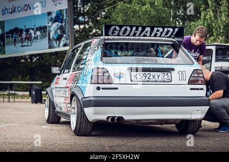 Moscou, Russie - 06 juillet 2019: Blanc Volkswagen Golf 2 puissant pour la course avec une cage de roulement, un aileron aérodynamique, une voiture discrète avec des roues BBS personnalisées. Rallye Banque D'Images