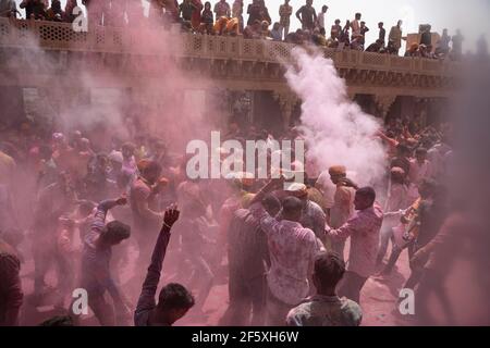 Les gens appréciant l'Holi de Nandgaon. Projection de couleurs dans l'air Banque D'Images