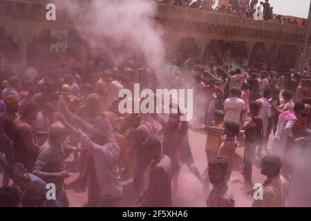 Les gens appréciant l'Holi de Nandgaon. Projection de couleurs dans l'air Banque D'Images