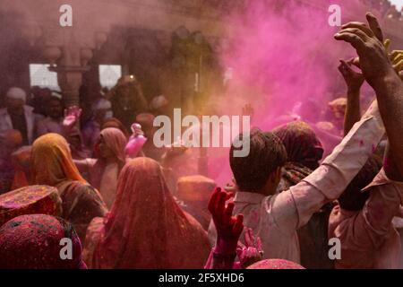 Les gens appréciant l'Holi de Nandgaon. Projection de couleurs dans l'air Banque D'Images