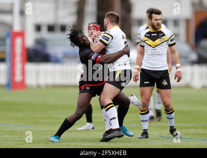 Rosslyn Park, Londres, Royaume-Uni. 28 mars 2021. Betfred Challenge Cup, Rugby League, London Broncos versus York City Knights; Gideon Boafo de London Broncos s'attaque à Jason Bass de York City Knights crédit: Action plus Sports/Alay Live News Banque D'Images