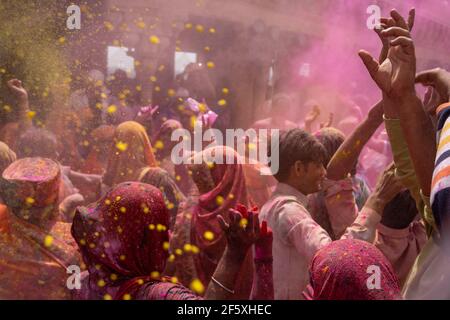 Les gens appréciant l'Holi de Nandgaon. Projection de couleurs dans l'air Banque D'Images