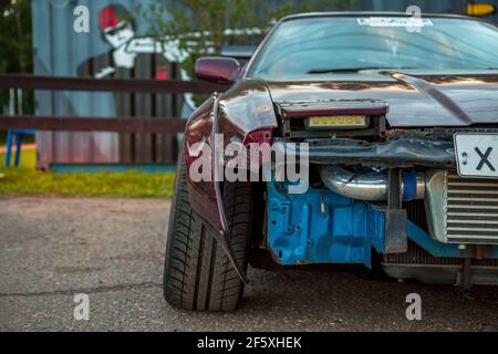 Moscou, Russie - 06 juillet 2019 : mise au point de Nissan 240SX. Voiture dérive professionnelle à lame spéciale. Garée près de l'autodrome. Avant du pare-chocs de voiture déposé. Phares remplacés par LED. Immense radiateur à l'avant. Banque D'Images