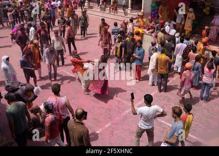 Les dévotés venaient de toute l'Inde en appréciant Nandgaon Holi in le temple Banque D'Images