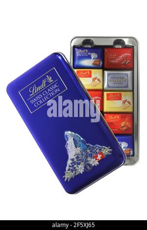 Boîte en métal avec diverses barres de chocolat Lindt isolées sur blanc arrière-plan Banque D'Images