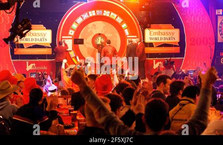 EMBASSY WORLD DARTS - JANVIER 2003AT LE LAKESIDE COUNTRY CLUB TONY DAVID (AUS) LORS DE SON MATCH DE QUART DE FINALE AVEC RITCHIE DAVIES (PAYS DE GALLES) Banque D'Images