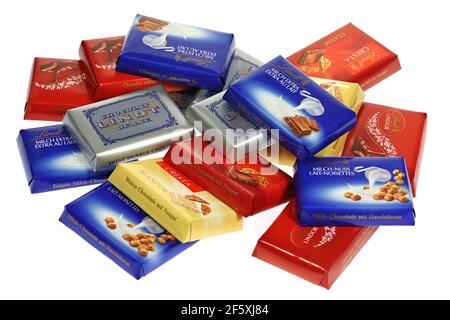 Sélection de barres de chocolat Lindt isolées sur fond blanc Banque D'Images