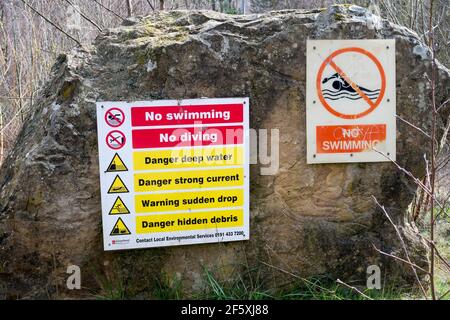 Un panneau d'avertissement contre les dangers de la natation et de la plongée dans Watergate Forest Park, Gateshead, nord-est de l'Angleterre, royaume-uni Banque D'Images