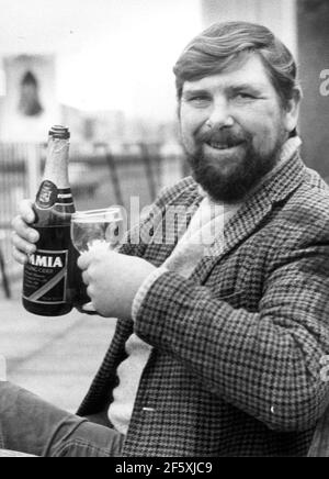 JOHN BLAXLAND LE TRAMP QUI A ÉTÉ ENFERMÉ SUR LA ROUTE COMMERCIALE DE WOOLWORTHS PENDANT TOUTE LA PÉRIODE DE NOËL CÉLÈBRE SA LIBÉRATION AVEC CHAMPAGNE. 1983 PIC MIKE WALKER, Banque D'Images