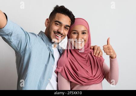 Couple musulman romantique positif prenant Selfie et s'amuser ensemble Banque D'Images