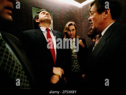 Gordon Brown le chancelier de l'ombre du député se prépare avec une partie de Son équipe du trésor dans un ascenseur à la reine Elizabeth 2 salles de conférence avant la conférence pour les hommes d'affaires Banque D'Images