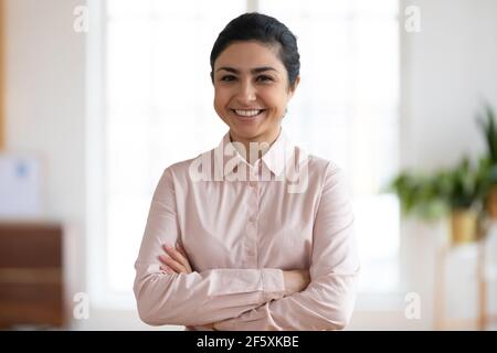 Portrait de la jeune femme indienne travaillant sur le lieu de travail Banque D'Images