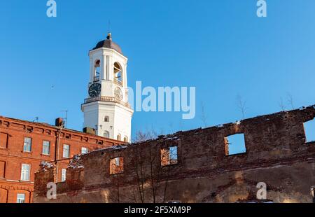 Ancienne Tour de l'horloge et cathédrale détruite à Vyborg, Russie Banque D'Images