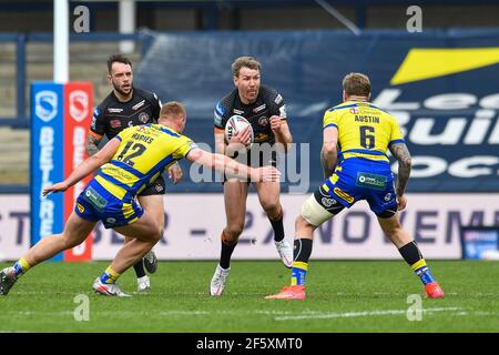 Michael Shenton (4) de Castleford Tigers est attaqué par Jack Hughes (12) de Warrington Wolves in, le 3/28/2021. (Photo de Craig Thomas/News Images/Sipa USA) crédit: SIPA USA/Alay Live News Banque D'Images