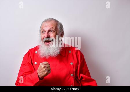 Un vieux garçon exubérant en rouge WESTERN bavoir chemise faire un un look élégant Banque D'Images