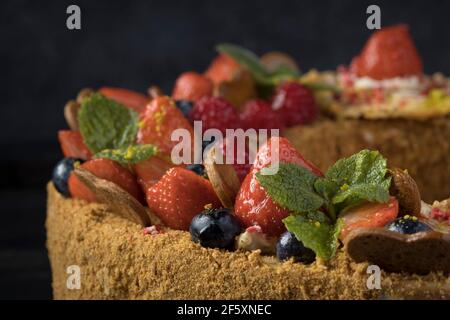 gâteau bisquit à la crème fraise et à la poudre de sucre Banque D'Images