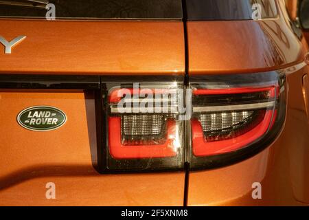 Moscou, Russie - 20 décembre 2019 : vue arrière et vue rapprochée de la porte du coffre et des feux arrière du nouveau Land Rover Discovery sport 2020. Voiture tout-en-un orange garée dans la rue. Banque D'Images