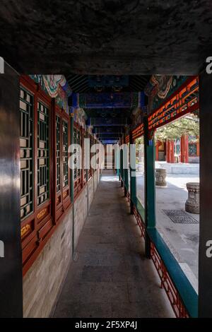 Passerelle couverte ornementale au Palais d'été de Beijing, en Chine, en mars 2018. Banque D'Images