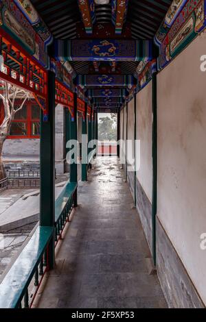 Passerelle couverte ornementale au parc Behai à Beijing, Chine, en mars 2018. Banque D'Images