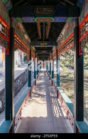 Passerelle couverte ornementale au Palais d'été de Beijing, en Chine, en mars 2018. Banque D'Images