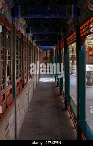 Passerelle couverte ornementale au Palais d'été de Beijing, en Chine, en mars 2018. Banque D'Images