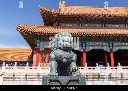 Le lion de gardien impérial chinois de l'ère Ming est en bronze devant un palais de la Cité interdite à Beijing, en Chine, en mars 2018. Banque D'Images