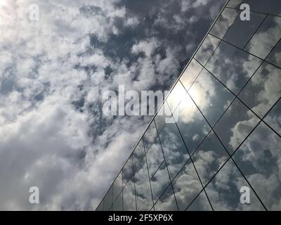 nuages reflétés dans un bâtiment en verre. Vue Banque D'Images
