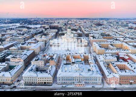 Vue aérienne du quartier central de Kruununhaka à Helsinki, en Finlande. Vue sur l'hôtel de ville d'Helsinki, la cathédrale d'Helsinki, la place du Sénat et d'autres lieux. Banque D'Images