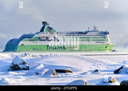 Helsinki, Finlande - 16 janvier 2021 : le ferry MS Star appartenant à la compagnie maritime estonienne Tallink. Le ferry traverse la crique de glace Banque D'Images