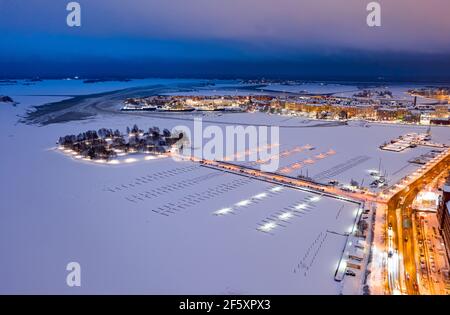 Vue aérienne du quartier central de Kruununhaka à Helsinki. Un paysage urbain d'hiver incroyable. Banque D'Images