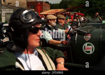 Vintage Bentleys Londres à Moscou Charity Run juillet 1999 Vintage Bentleys attendent de s'éloigner de la légendaire course Brooklands Circuit à Surrey UNE collection de Bentleys se dirige vers Moscows Red Square passant par cinq autres pays en route Collecte d'argent pour l'unité Speransky Childrens Burns de Moscou Banque D'Images