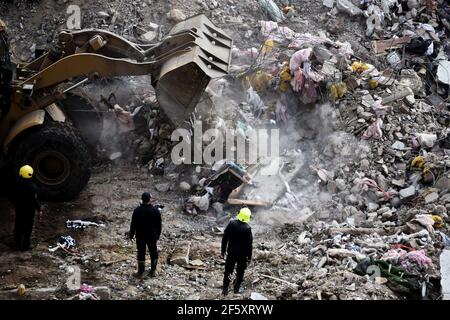 27 mars 2021 : le Caire, Égypte. 27 mars 2021. Les pompiers sont à la recherche de survivants sur le site où un bâtiment de huit étages s'est effondré pendant la nuit dans le district de Gesr al-Suez au Caire. L'effondrement du bâtiment a tué au moins 18 personnes et blessé deux douzaines crédit: Sayed Jaafar/IMAGESLIVE/ZUMA Wire/Alay Live News Banque D'Images